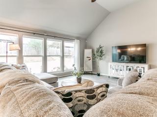Spacious BA Home in Beautiful Neighborhood! - 0