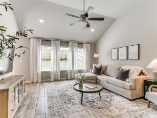Spacious Retreat with Vaulted Ceilings & Primary Suite! - 0