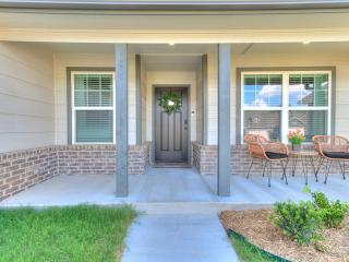 Spacious Retreat with Vaulted Ceilings & Primary Suite! - 7
