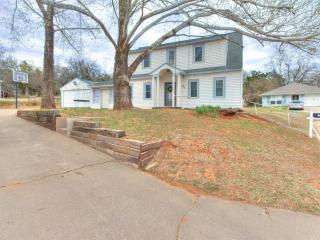 4BR for Rent in Edmond Near UCO Plus Hot Tub - 5