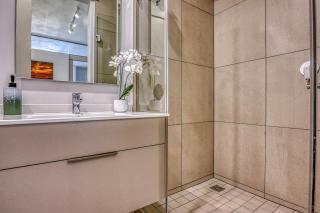 Modern One Rosebank Retreat 1-Bed Apartment - 2