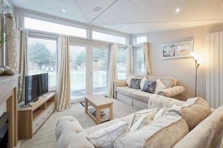 The Braunston Lodge with Hot Tub - 2