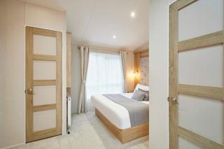 The Braunston Lodge with Hot Tub - 1