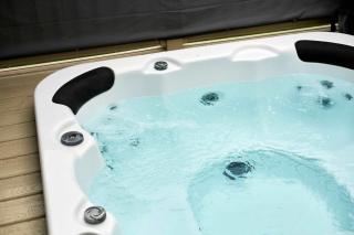 The White Rose Lodge with Hot Tub - 9
