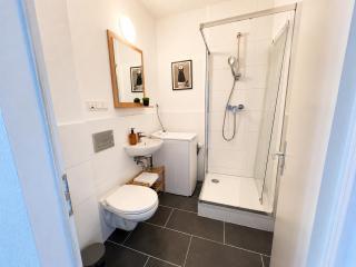 Modernes 5-Personen Apartment mit vollausgestatteter Küche, Balkon, Waschmaschine, TV, Wifi - 3