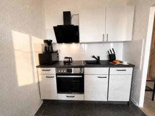 Modernes 5-Personen Apartment mit vollausgestatteter Küche, Balkon, Waschmaschine und kostenlosen Parkplätzen - 1