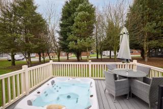 Jasmine Lodge with Hot Tub - 0