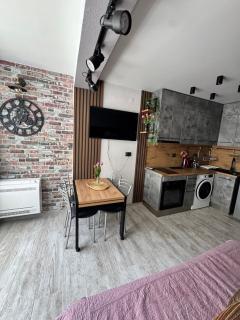 Urban Bloom Apartment Burgas - 3