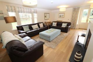 Spacious Lake Retreat - 1