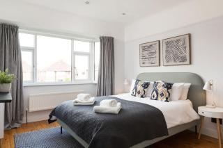 Cosy Home with Games Room and Easy Parking - 6
