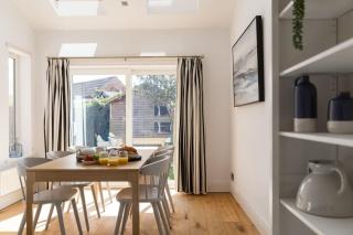 Cosy Home with Games Room and Easy Parking - 1