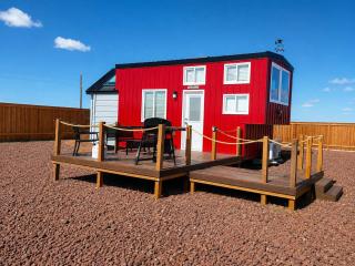 Romantic Tiny home with private deck - 3