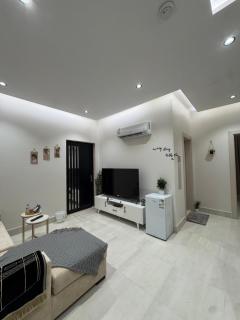 Stylish and cozy Jeddah apartment with balcony - 1