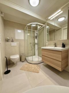 Modern Two Bedroom Apartment in Prime Location - 8