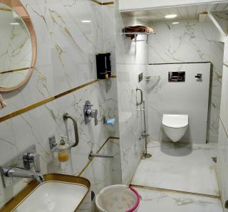 Luxe Urban Premium Retreat -1 BR King-bath-kitchen - 3