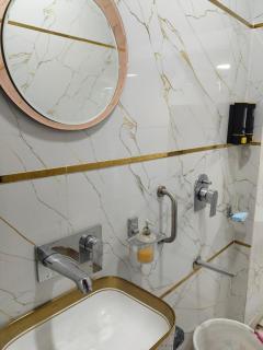 Luxe Urban Premium Retreat -1 BR King-bath-kitchen - 4