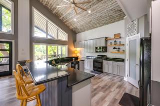 Outdoor Entertainment Space: Home in McQueeney - 3