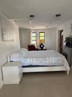 CHEERFUL PRIVATE ROOM 2 MILES AWAY FROM SUNNY ISLES BEACH - 1