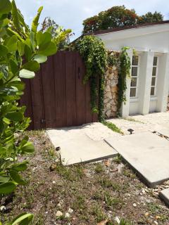 CHEERFUL PRIVATE ROOM 2 MILES AWAY FROM SUNNY ISLES BEACH - 3