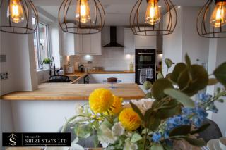 MODERN 3 BEDROOM PROPERTY WITH FREE DRIVEWAY PARKING by SHIRE STAYS - 2