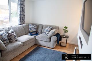 MODERN 3 BEDROOM PROPERTY WITH FREE DRIVEWAY PARKING by SHIRE STAYS - 9