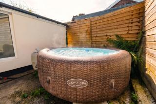 East Sussex rural hideaway with private hot tub & garden - 8