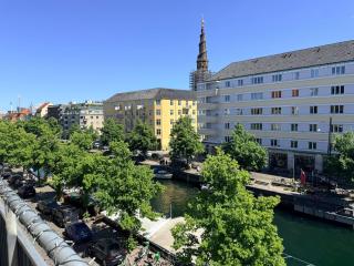 Apartment with Balcony and Canal View - 9