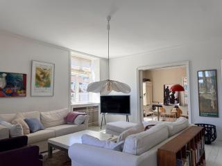 Apartment with Balcony and Canal View - 0
