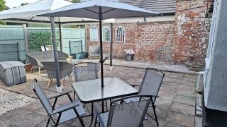 Bungalow - Sleeps 4 - Parking - Garden - 3
