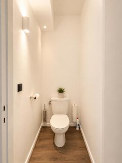 2 Bedroom Apartment for Families and Business, Tram and Bus in Front - 4