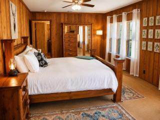 Askews Getaway Lakeside Cabin - 7