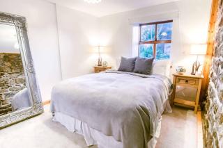 5 Bed 2 Bath Cottage with HotTub & Sauna - 2