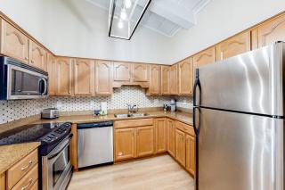 Vibrant condo with private beach access pool balcony & washer & dryer - 3