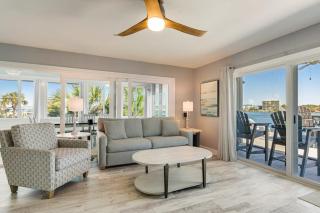 Bayfront multi-level townhome with balcony boat dock AC & fast WiFi - 9