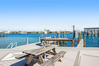 Bayfront multi-level townhome with balcony boat dock AC & fast WiFi - 7