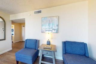 Warm welcoming condo with outdoor pool & clubhouse - short stroll to beach - 4