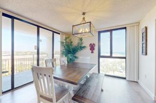 Warm welcoming condo with outdoor pool & clubhouse - short stroll to beach - 3
