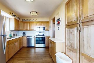 Warm welcoming condo with outdoor pool & clubhouse - short stroll to beach - 2
