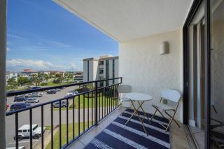 Renovated 5th-Floor Condo w Private Beach Balcony Shared Pool Clubhouse & Tennis - 9
