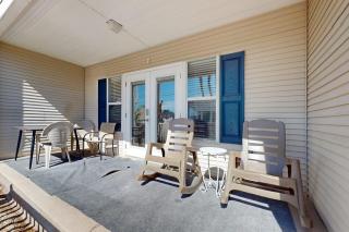 Lovely condo near the beach with a pool hot tub central AC & W&D - 9