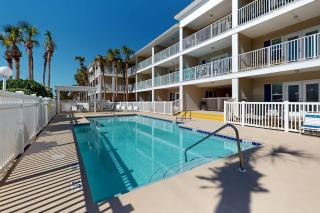 Lovely condo near the beach with a pool hot tub central AC & W&D - 8