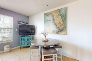 Lovely condo near the beach with a pool hot tub central AC & W&D - 5