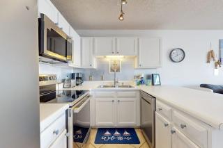 Lovely condo near the beach with a pool hot tub central AC & W&D - 2