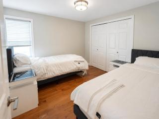 Modern 2 Bed 2 Bath Walk to Beach and Train 15 min Airport 25 min to Salem - 2