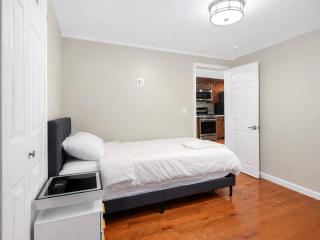 Modern 2 Bed 2 Bath Walk to Beach and Train 15 min Airport 25 min to Salem - 1