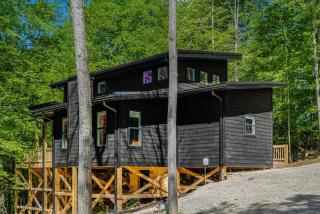 Stylish Woodland Cabin w/ Sauna & Hot Tub - 8