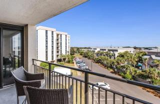 Fourth-floor condo with Gulf views outdoor pool & tennis court - 1
