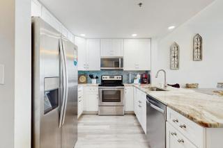 Beautiful and spacious condo with shared pool & beach access - 2