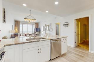 Beautiful and spacious condo with shared pool & beach access - 1