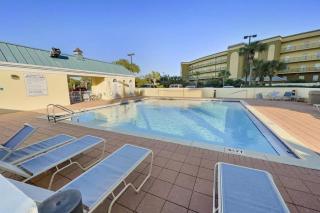 Beautiful and spacious condo with shared pool & beach access - 8